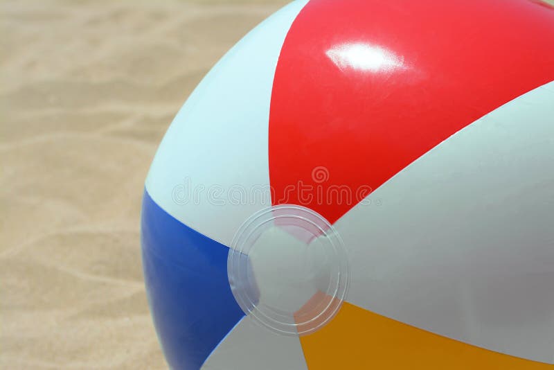 Ballon De Plage Coloré Flottant Dans La Piscine Image stock - Image du  vacances, personne: 57145837