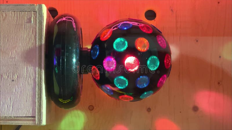 Boule Disco De Néon Brillant Tournant Avec Lumières. Boule Disco  Multicolore Sur Un Stand. Lampe Disco De Style Rétro Pour La Fête Clips  Vidéos - Vidéo du électricité, divertissement: 261356321