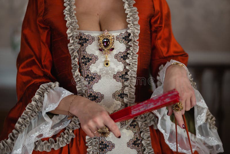 Boule médiévale royale de rétro style - le palais majestueux avec les personnes magnifiques habillées dans des amis de roi et photo libre de droits Boule médiévale royale de rétro style - le palais majestueux avec les personnes magnifiques habillées dans des amis de roi et photo libre de droits