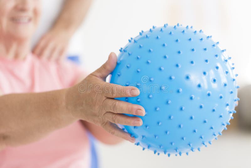 Boule pointue bleue de massage photographie stock libre de droits Boule pointue bleue de massage photographie stock libre de droits