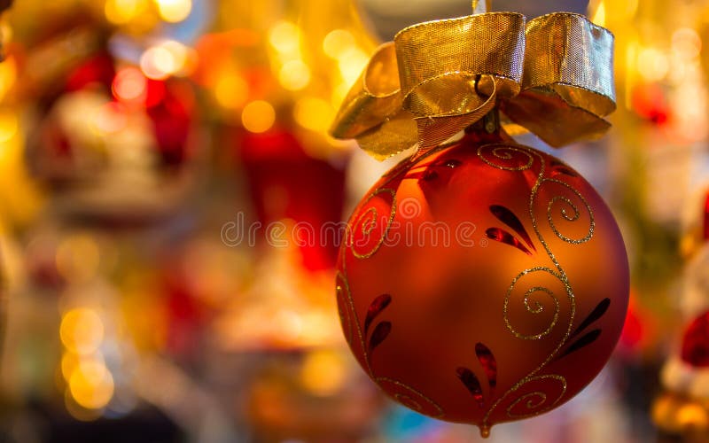 Boule rouge de Noël - fond d'or de bokeh