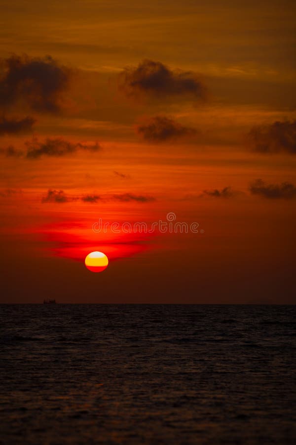 Boule rouge du Sun descendant vers l'horizon au coucher du soleil photos libres de droits Boule rouge du Sun descendant vers l'horizon au coucher du soleil photos libres de droits