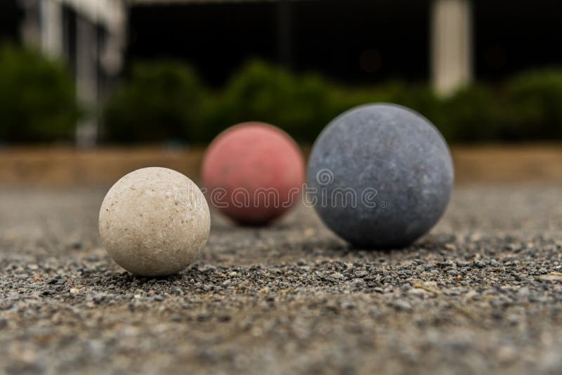 Boules de Bocce sur le blanc de gravier au foyer photo libre de droits Boules de Bocce sur le blanc de gravier au foyer photo libre de droits