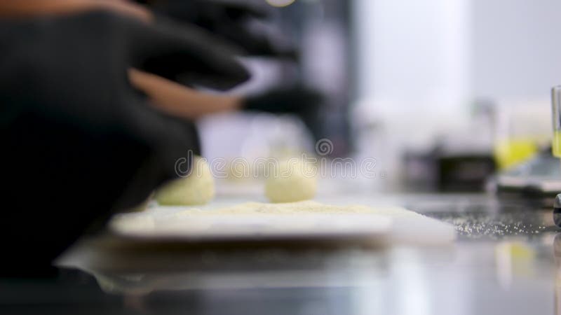 Boules de fromage mode de vie. nourriture traditionnelle sud-américaine. vue de closeup d'une femme qui fait des boules de fromage banque de vidéos