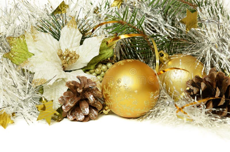 Boules de Noël avec la tresse, les cônes et la poinsettia artificielle images libres de droits Boules de Noël avec la tresse, les cônes et la poinsettia artificielle images libres de droits