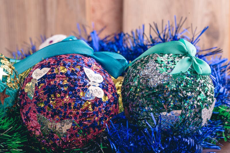Boules de Noël sur la tresse multicolore photos libres de droits Boules de Noël sur la tresse multicolore photos libres de droits