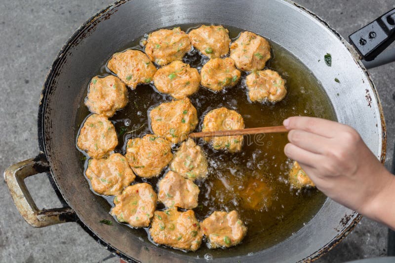 boules de pâté au poisson sur la casserole photos stock boules de pâté au poisson sur la casserole photos stock