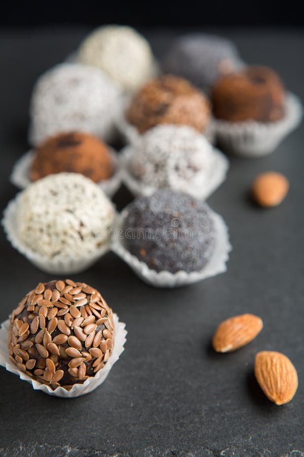 Boules douces de cocao de vegan cru photographie stock libre de droits Boules douces de cocao de vegan cru photographie stock libre de droits