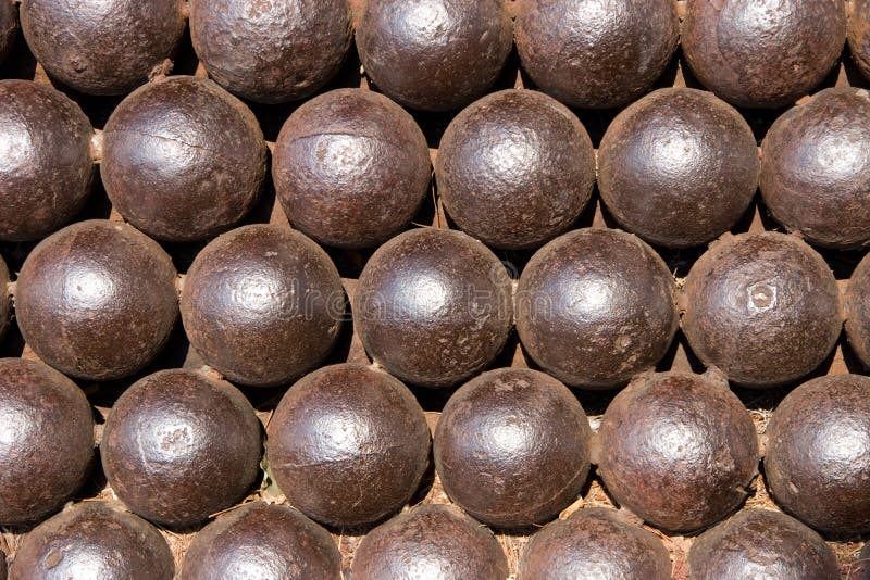 Boulets de canon médiévaux dans une ligne images libres de droits Boulets de canon médiévaux dans une ligne images libres de droits