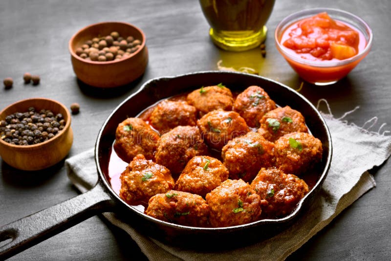 Boulettes de viande dans la casserole de fonte images stock Boulettes de viande dans la casserole de fonte images stock