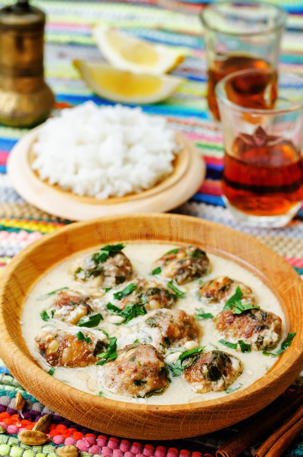 Boulettes de viande marocaines de cardamome de citron avec du riz image stock Boulettes de viande marocaines de cardamome de citron avec du riz image stock