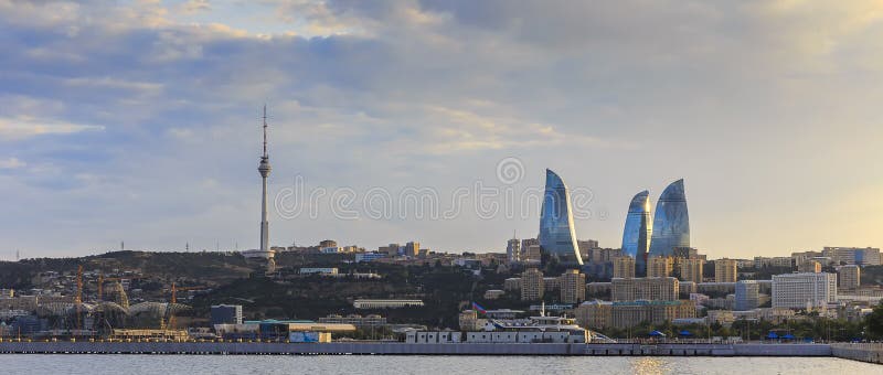 Boulevard de Bakou de panorama au coucher du soleil photo stock Boulevard de Bakou de panorama au coucher du soleil photo stock