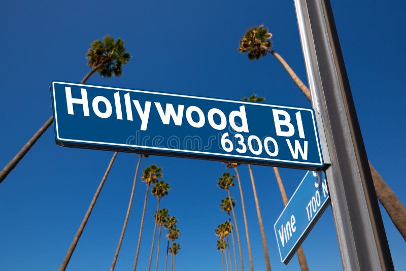 Boulevard di Hollywood con l'illustrazione del segno sulle palme