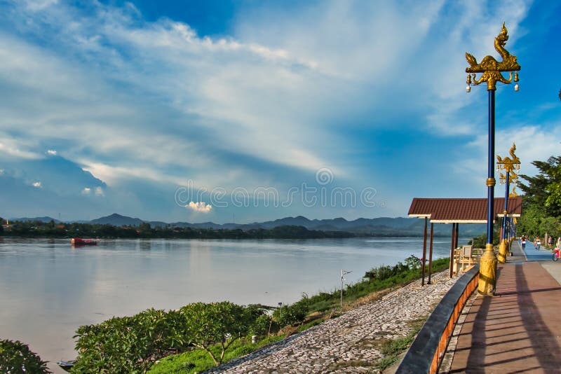 Boulevard wzdłuż rzeki mekong w tajlandii chiang khan. Boulevard z lampami ornate i rzeką mekong w prowincji chiang khan w tajlandii loei. drugi brzeg rzeki jest w laos.