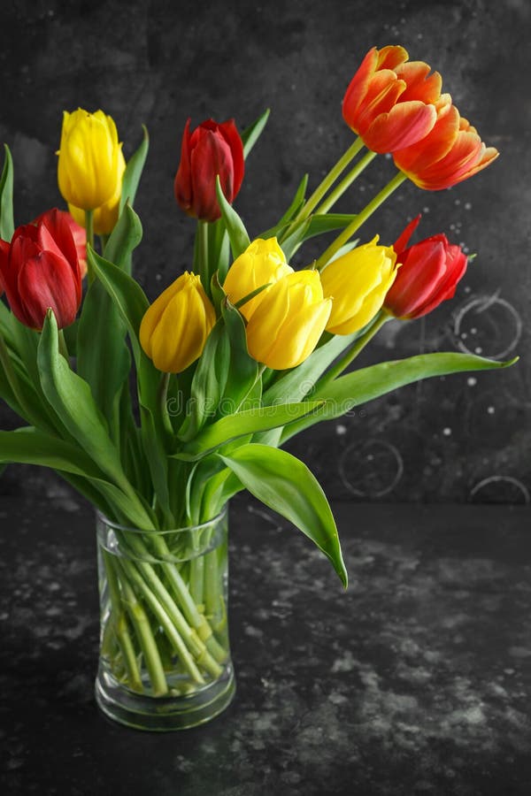 Bouqet romántico de los tulipanes en fondo oscuro rústico imagen de archivo Bouqet romántico de los tulipanes en fondo oscuro rústico imagen de archivo