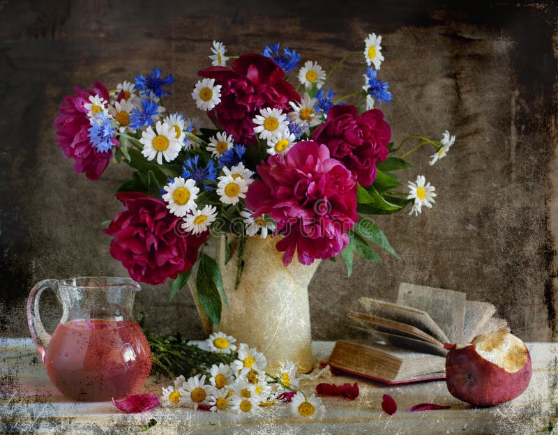 Bouquet avec des pi-mésons, des corn-flowers et des camomiles