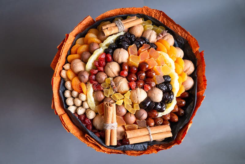 Bouquet commestibile di frutta a guscio e di frutta secca fotografia stock libera da diritti