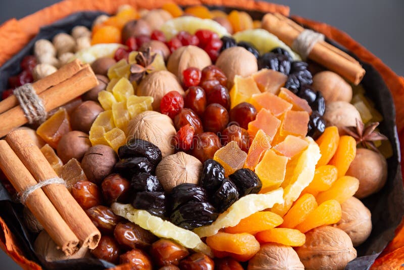 Bouquet commestibile di frutta a guscio e di frutta secca immagini stock libere da diritti