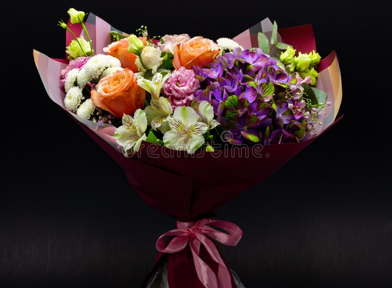 Bouquet contrastant lumineux assemblé à partir de l'hortensia, de la rose de pivoine, du chrysanthème, de l'eustoma et de l'alstr images stock Bouquet contrastant lumineux assemblé à partir de l'hortensia, de la rose de pivoine, du chrysanthème, de l'eustoma et de l'alstr images stock