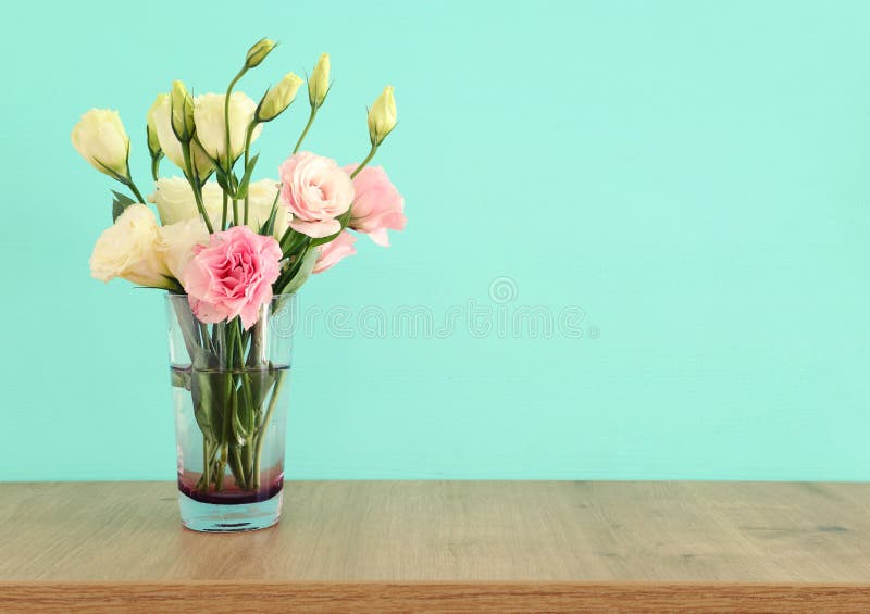 bouquet d'été des fleurs blanches et roses dans le vase au-dessus de la table en bois et du fond en bon état en pastel photo libre de droits bouquet d'été des fleurs blanches et roses dans le vase au-dessus de la table en bois et du fond en bon état en pastel photo libre de droits