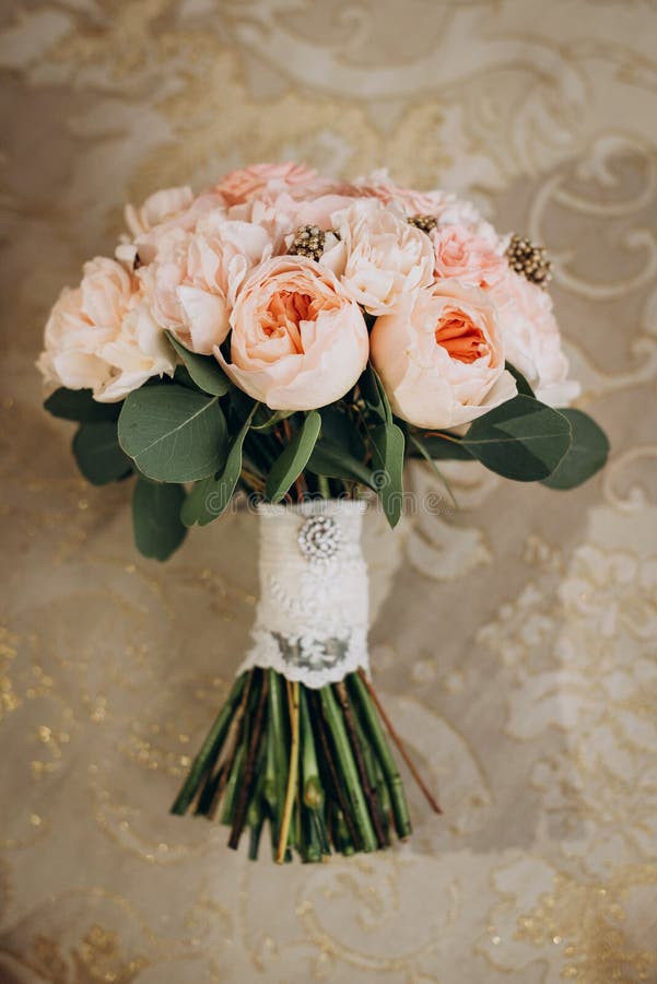 Bouquet Da Noiva, Constituído Por Rosas, Cravos E Folhas De Eucalipto Foto  de Stock - Imagem de folhas, linha: 167926958