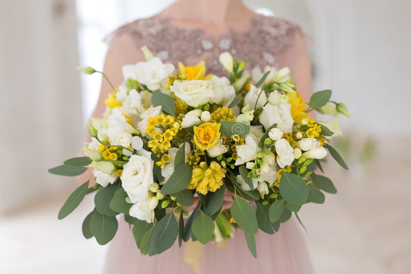 Bouquet De Casamento Branco E Amarelo Da Primavera Elegante Foto de Stock -  Imagem de olhar, mola: 209721318