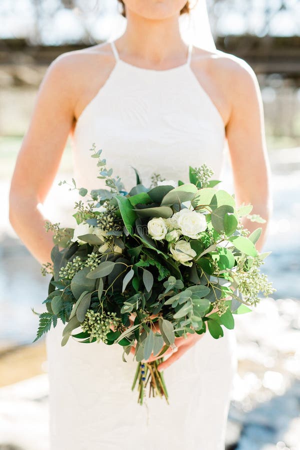 Bouquet De Casamento Contra Simples Vestido De Noiva Imagem de Stock -  Imagem de vestido, simples: 167606715