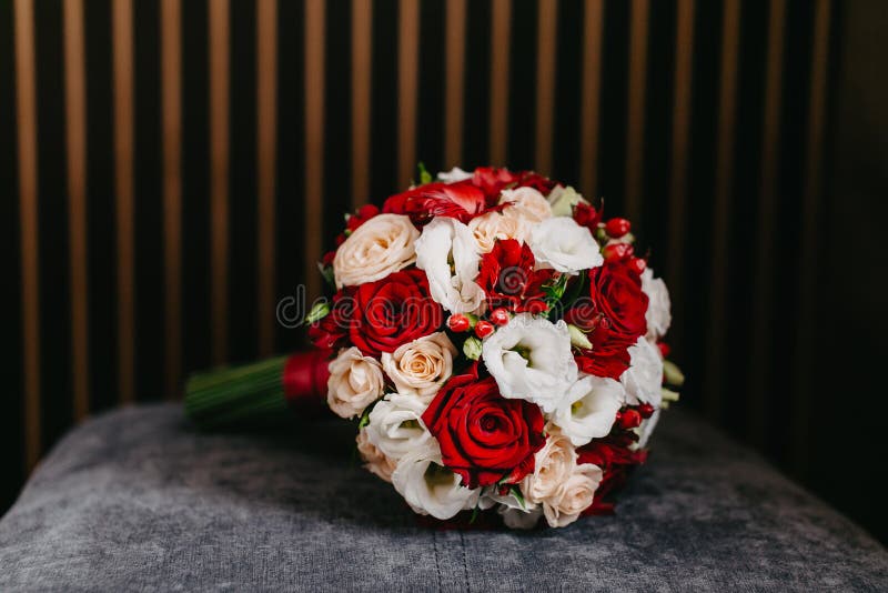 Bouquet De Casamento Vermelho E Branco Fecha Imagem de Stock - Imagem de  cerimônia, amor: 183249911