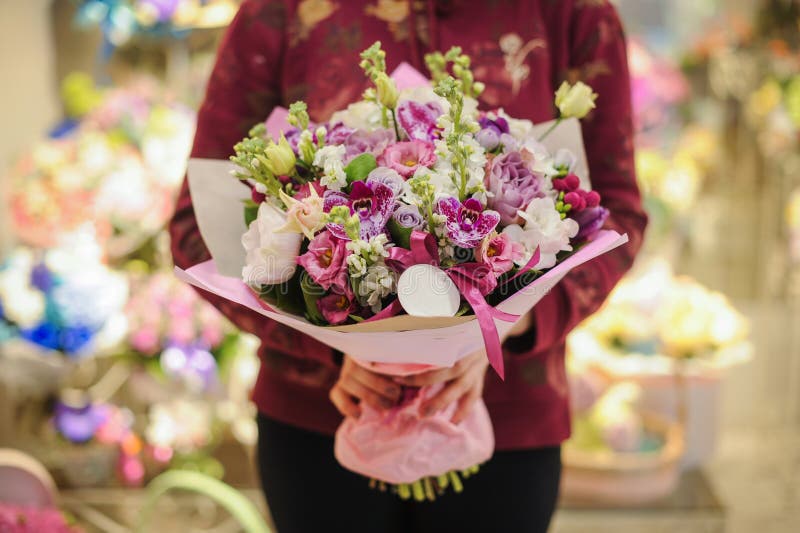 Bouquet de couleurs en pastel fait d'orchidées, fleurs de freesia, d'oeillet et de Limonium photographie stock libre de droits Bouquet de couleurs en pastel fait d'orchidées, fleurs de freesia, d'oeillet et de Limonium photographie stock libre de droits