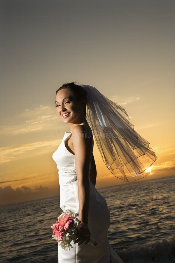 Bouquet de fixation de mariée sur la plage image libre de droits Bouquet de fixation de mariée sur la plage image libre de droits