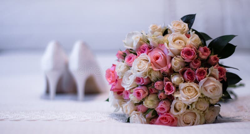 Bouquet de fleur et chaussures les épousant unfocused photographie stock Bouquet de fleur et chaussures les épousant unfocused photographie stock