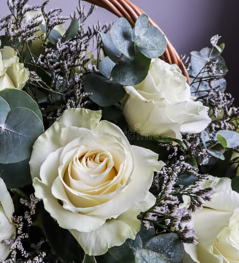 Bouquet De Hermosas Rosas Blancas En Una Canasta De Mimbre Sobre Un Fondo  Oscuro Perfecto Para La Tarjeta De Felicitación Foto de archivo - Imagen de  acontecimiento, tarjeta: 200371112