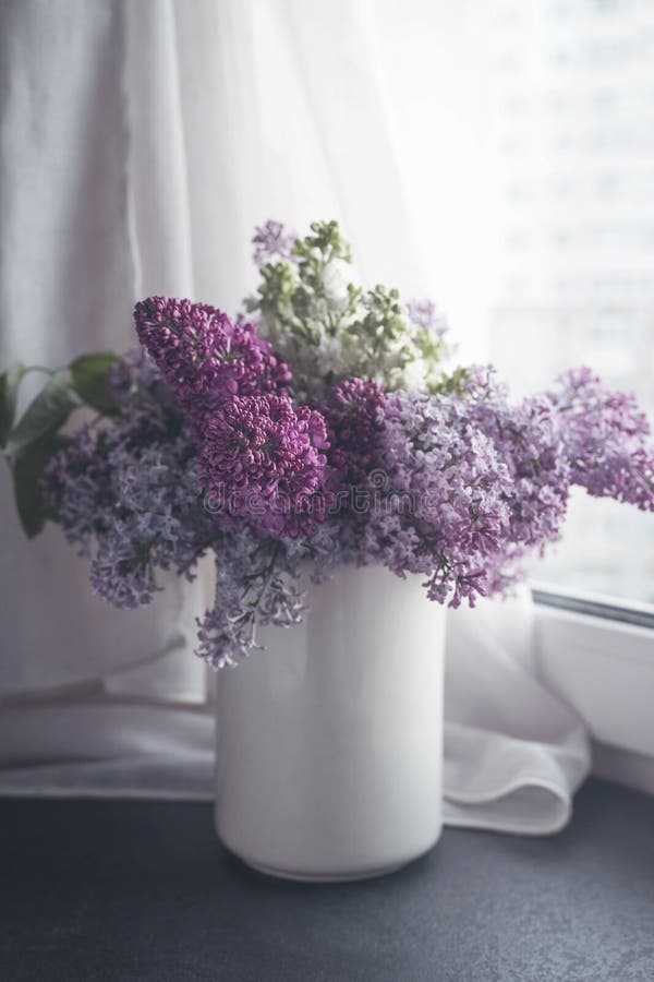 Bouquet De Lilas Blanc Rose Et Violet Dans Un Vase Blanc Près De La Fenêtre  Sur Le Rebord De La Fenêtre Image stock - Image du conception, frais:  219724169