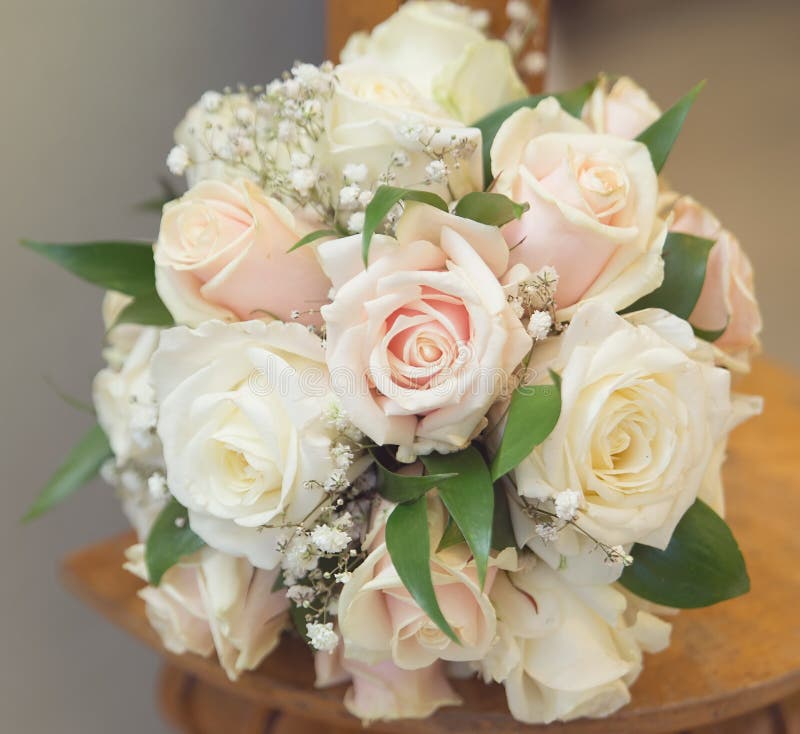 Bouquet De Mariage Avec Les Roses Blanches Et Beiges, Nature Image stock -  Image du amour, rose: 84509315