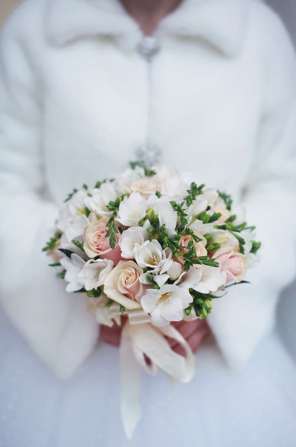 Bouquet De Mariage D'hiver Dans Des Mains De La Jeune Mariée Photo stock -  Image du rose, doux: 50061570