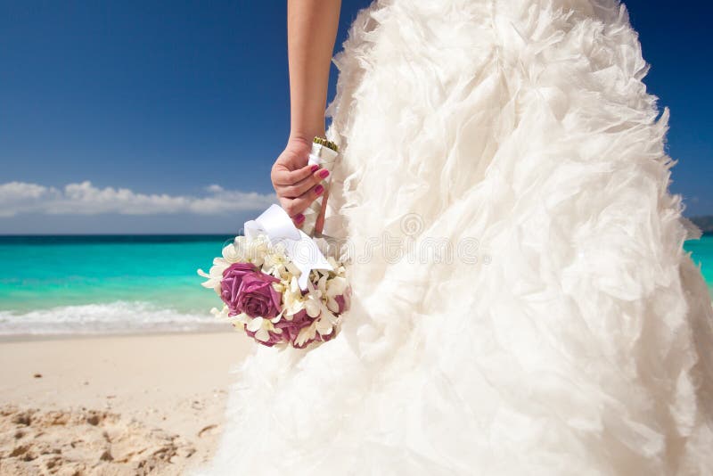 Bouquet de mariage dans la main de la jeune mariée images libres de droits Bouquet de mariage dans la main de la jeune mariée images libres de droits