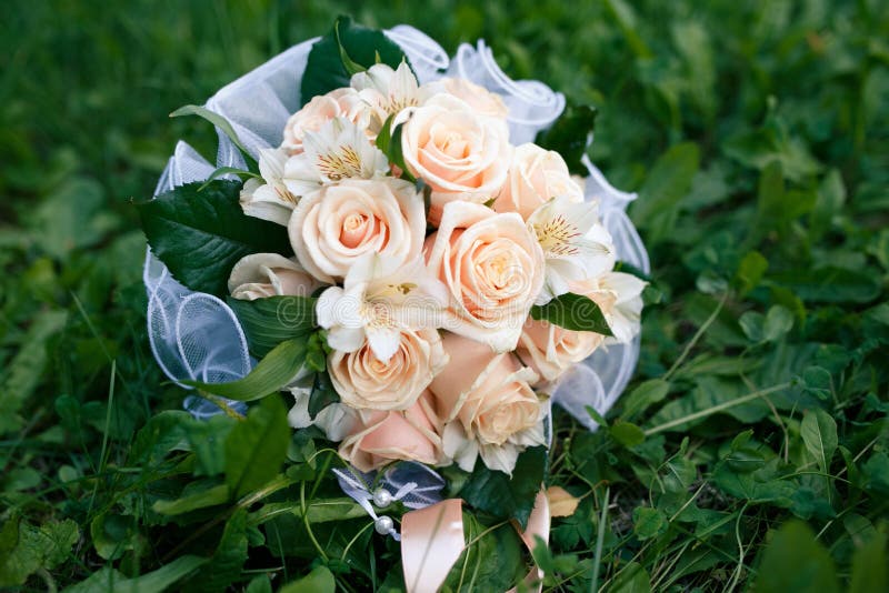 Bouquet De Mariage Des Roses De Couleur Pêche Photo stock - Image