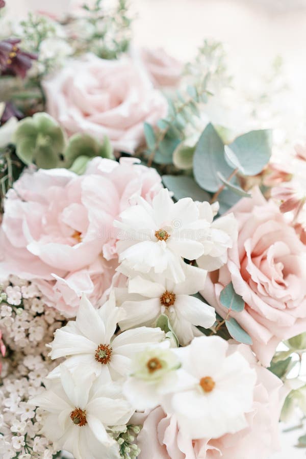 Bouquet De Mariage Du Lilas, Des Roses, De La Pivoine Et De La Renoncule  Blancs Un Bon Nombre De Verdure, Nuptiale En Désordre As Image stock -  Image du vert, mariage: 116168825