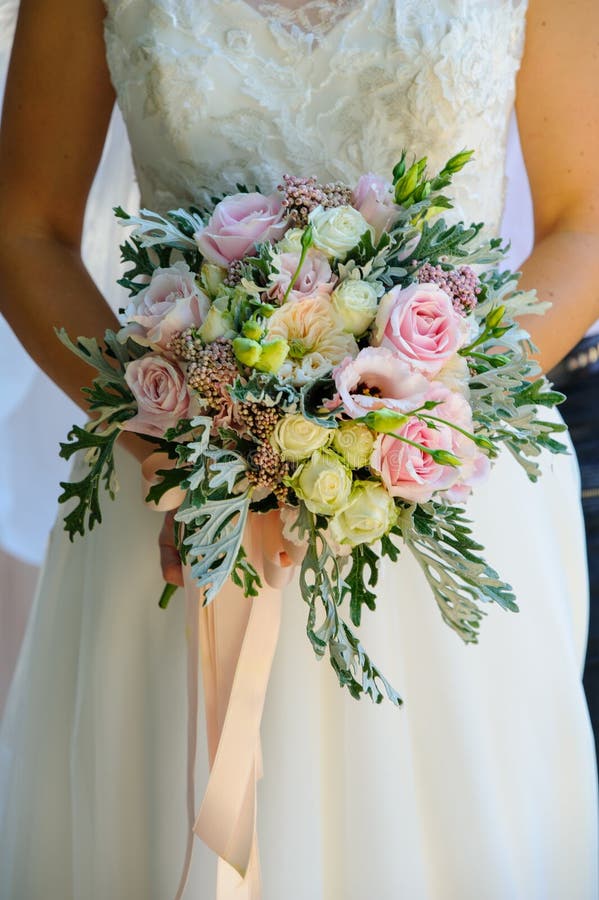 Bouquet De Nozes De Verão De Rosas Cor-de-rosa E Creme Com Folhagem Verde.  Foto de Stock - Imagem de casamento, folhas: 203887776