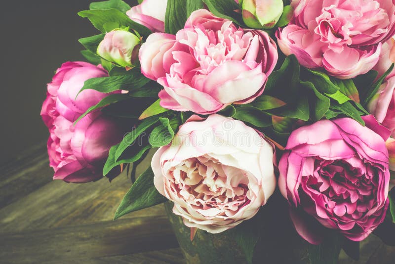 Bouquet de pivoines dans le vase Type de cru photographie stock Bouquet de pivoines dans le vase Type de cru photographie stock