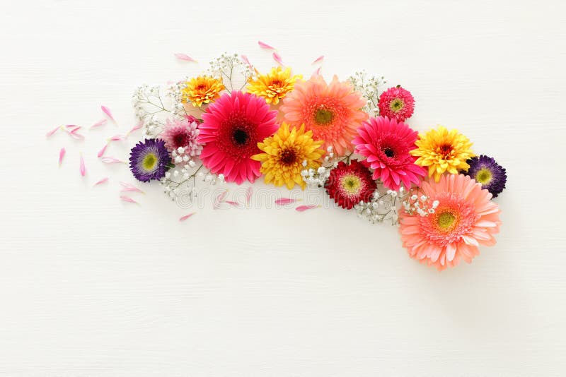 Bouquet de ressort des fleurs de rose, jaunes, oranges et pourpres au-dessus du fond en bois blanc Vue supérieure, configuration image libre de droits