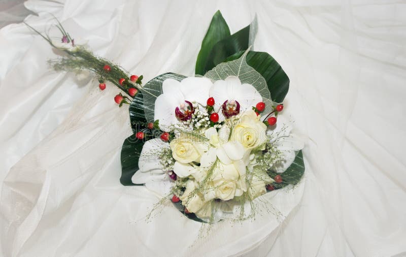 Bouquet De Rosas Brancas E Orquídeas Sobre Um Tecido De Rendas Brancas.  Foto de Stock - Imagem de elegante, planta: 208081574