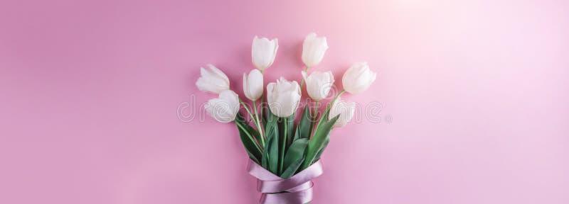 Bouquet des fleurs blanches de tulipes sur le fond rose Carte pour le jour de mères, le 8 mars, Joyeuses Pâques Ressort de attent