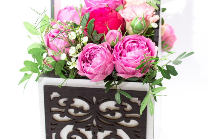 Bouquet des fleurs dans une boîte, agent de réservations des roses pour le jour de mère Rose dans un boîte-cadeau Fleurs le 8 mar photos libres de droits Bouquet des fleurs dans une boîte, agent de réservations des roses pour le jour de mère Rose dans un boîte-cadeau Fleurs le 8 mar photos libres de droits