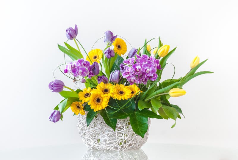 Bouquet des fleurs de source photo stock Bouquet des fleurs de source photo stock