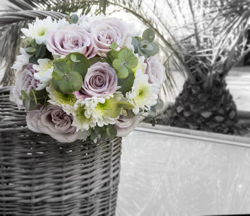 Bouquet Des Fleurs Naturelles Avec Des Roses Image stock Image du