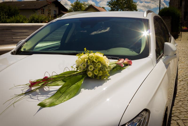 Bouquet Des Fleurs Sur La Voiture Blanche De Mariage Image stock - Image du  décoration, rétro: 78772867