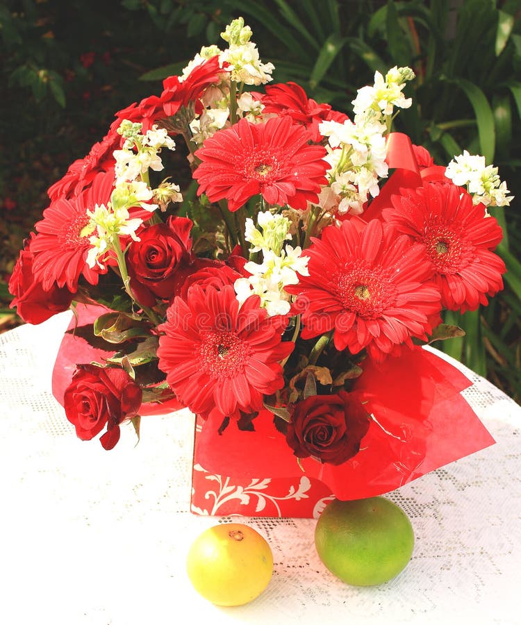 Bouquet des gerberas et des roses photographie stock libre de droits Bouquet des gerberas et des roses photographie stock libre de droits