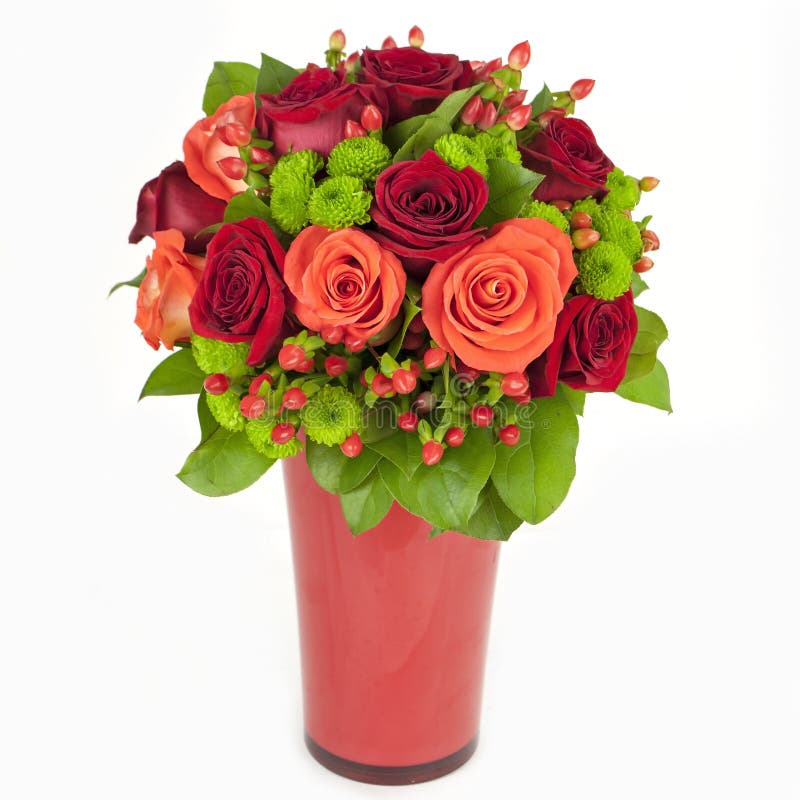 Bouquet des roses rouges et oranges dans le vase d'isolement sur le backgr blanc photographie stock libre de droits Bouquet des roses rouges et oranges dans le vase d'isolement sur le backgr blanc photographie stock libre de droits