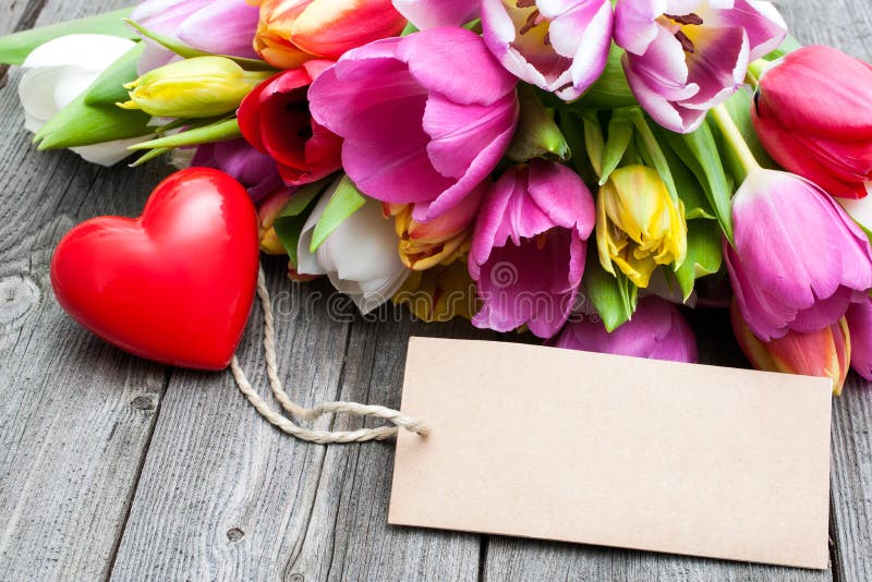 Bouquet des tulipes avec un Empty tag et un coeur rouge image libre de droits